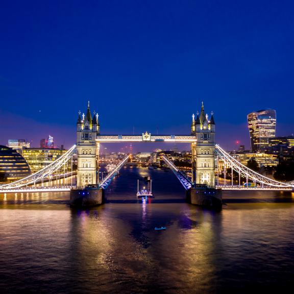 Energy Observer arrives in London, Tower Bridge