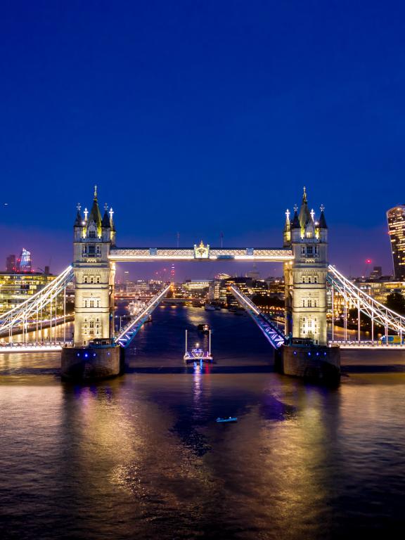 Energy Observer arrives in London, Tower Bridge